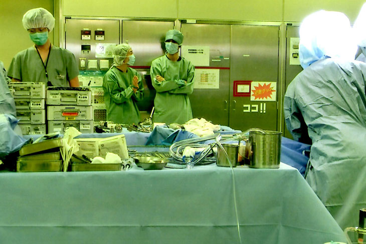 膝関節人工関節置換術のオペの見学の様子