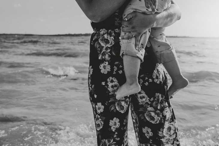 腕だけに頼らない抱っこのコツ