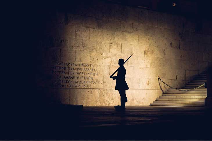 胸を張らない良い姿勢のイメージ