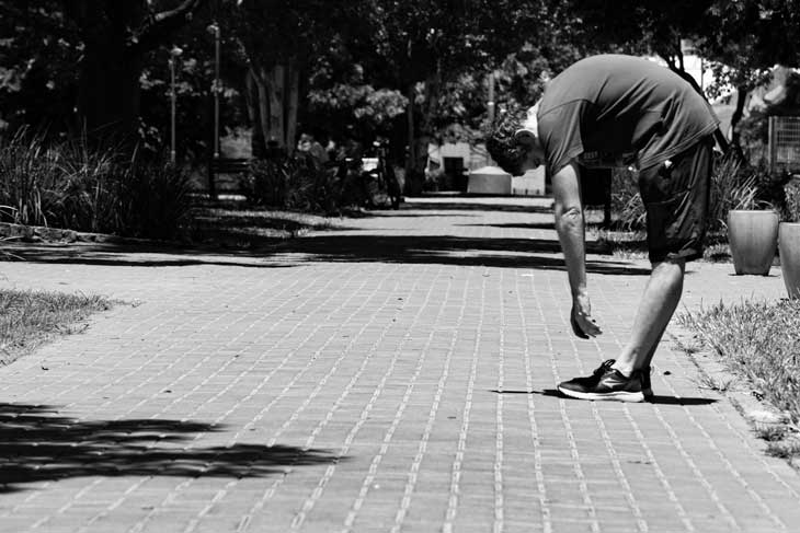 坐骨神経痛のやってはいけない例と安全策のイメージ